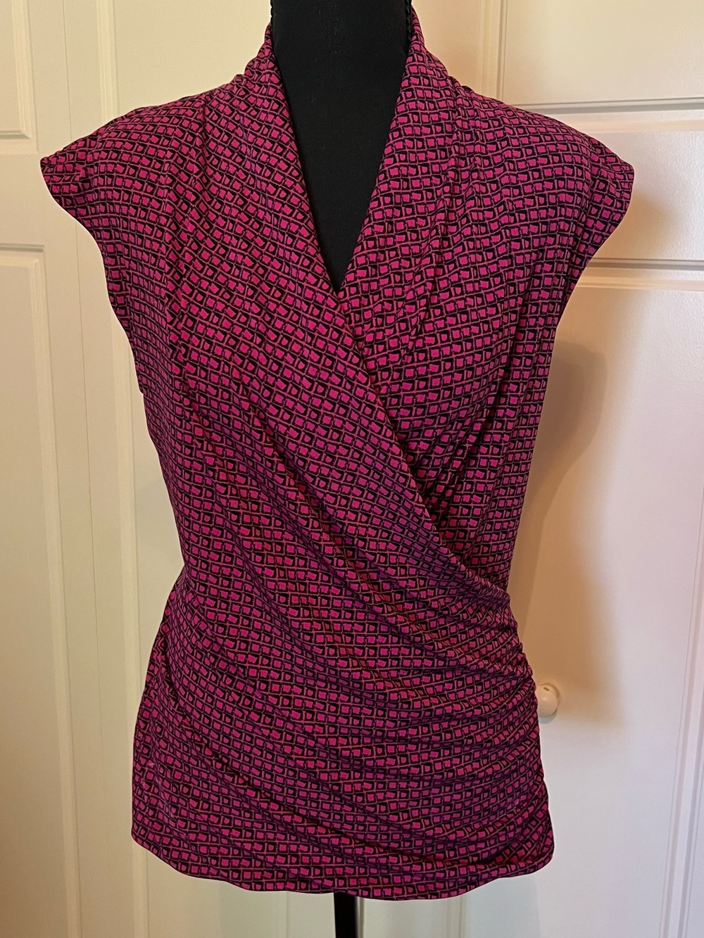 Women's Sleeveless Fuchsia Geometric Wrap Top - Sz L